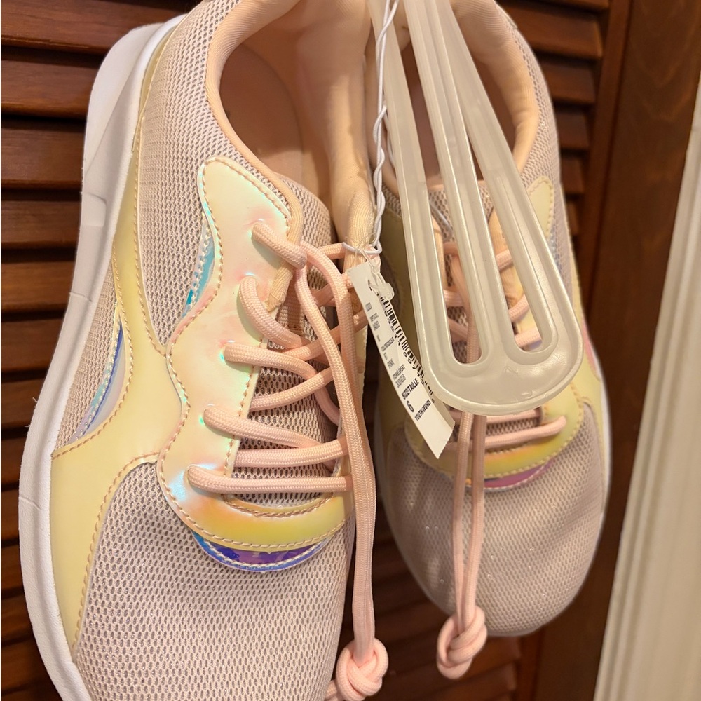 Stylish Girls Children’s Place NWT Sneakers in Pink and Cream